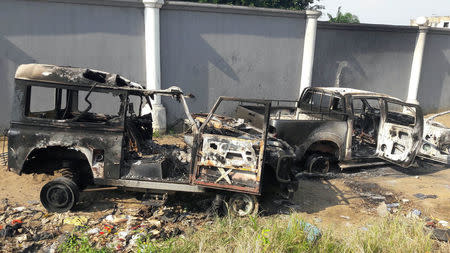 Burned cars are seen in the street after clashes between Members of Bundu dia Kongo (BDK), a religious cult, and Congolese security forces, in Kinshasa, Democratic Republic of Congo February 14, 2017. REUTERS/Aaron Ross