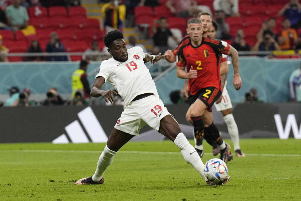 El zaguero canadiense Alphonso Davies intenta dominar el balón durante el partido contra Bélgica por el Grupo F del Mundial, el miércoles 23 de noviembre de 2022. (AP Foto/Martin Meissner)