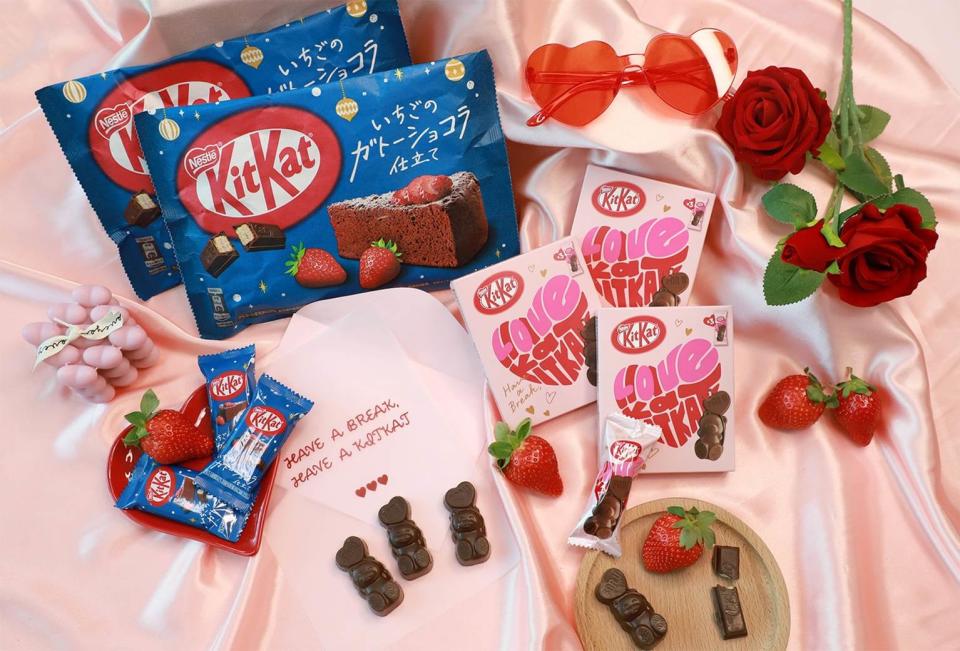 雀巢KitKat巧克力「KitKat LOVE 小熊威化」一盒3入99元（留言限定版）；日本季節限定的「KitKat草莓可可布朗尼」一包129元。圖片來源：雀巢KitKat巧克力