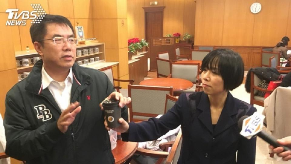 2018年黃智賢（右）送咖啡恭賀黃偉哲通過台南市長黨內初選。（圖／TVBS資料畫面）