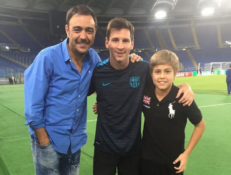 La foto tiene algunos años, es de 2015: los Recoba, papá Álvaro y su hijo Jeremías, con Messi; "Leo es el mejor de todos los tiempos", asegura el 'Chino'