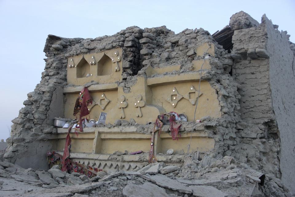 The rubble of a house is seen after it collapsed following the quake in the town of Awaran, southwestern Pakistani province of Baluchistan, September 25, 2013. The death toll from a powerful earthquake in Pakistan rose to at least 208 on Wednesday after hundreds of mud houses collapsed on people in a remote area near the Iranian border, officials said. REUTERS/Sallah Jan (PAKISTAN - Tags: DISASTER)