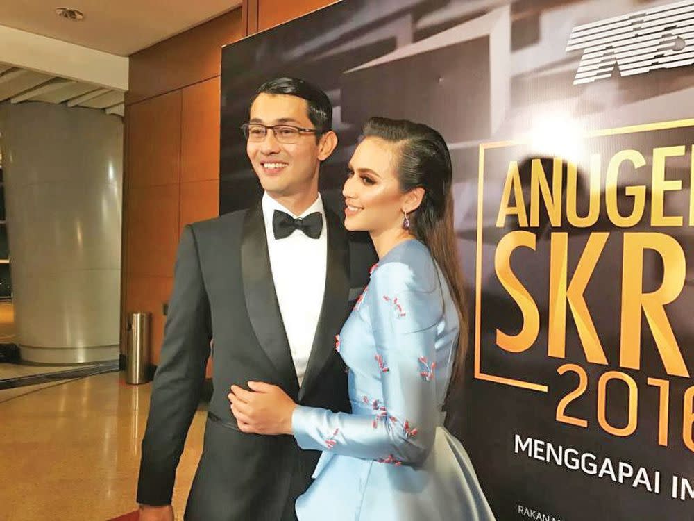 Datuk Farid Kamil and wife Datin Diana Danielle attend the Anugerah Skrin 2016 awards at PICC Putrajaya, November 18, 2016. — Picture by Hasbullah Awang Chik