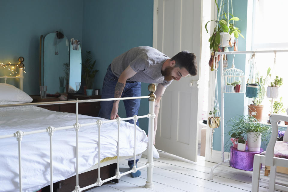 Die Bettdecke solltest du besser für ein paar Stunden über die Tür oder auf den Balkon hängen. (Bild: Getty Images)