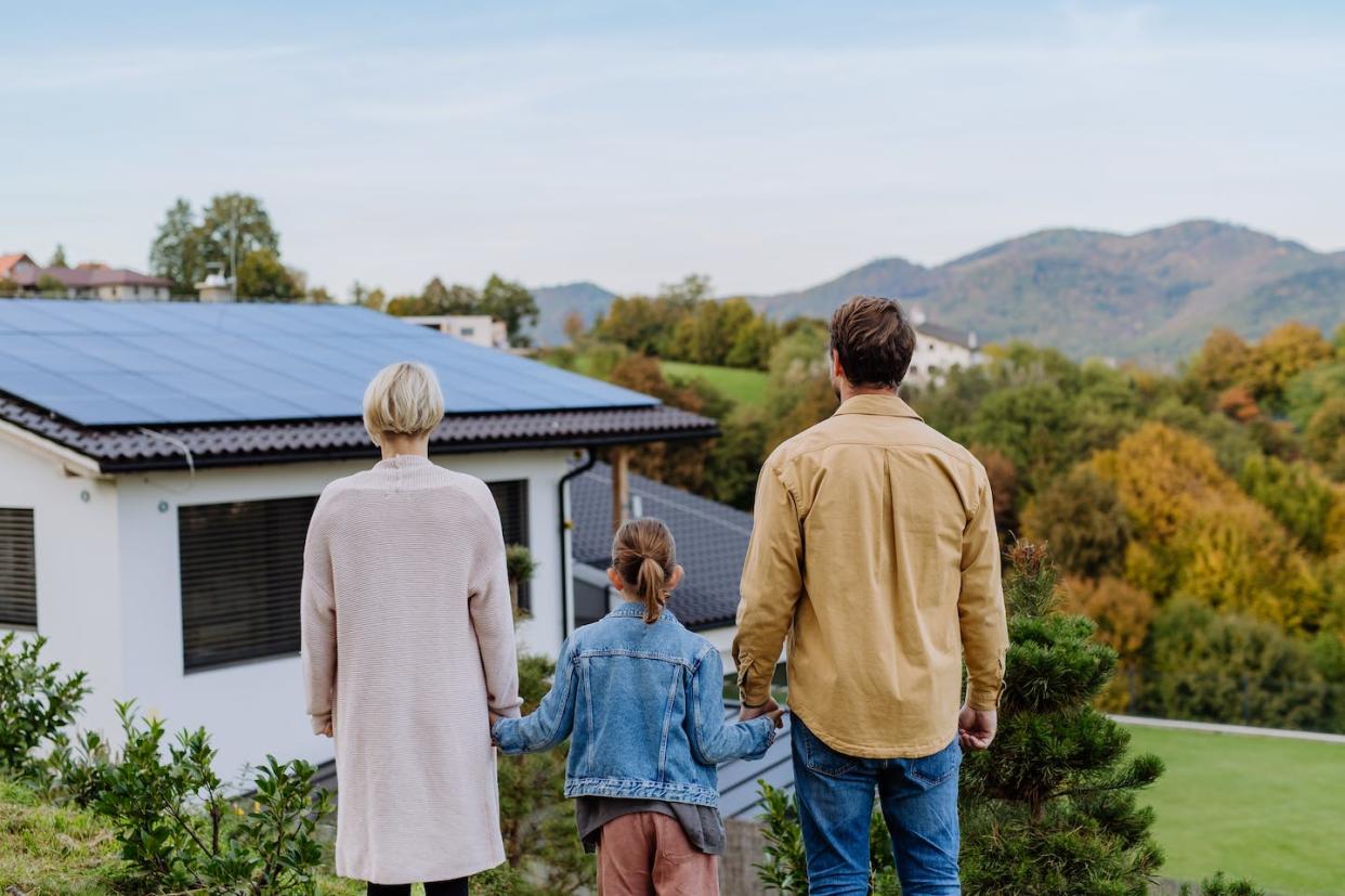 <a href="https://www.shutterstock.com/es/image-photo/rear-view-family-looking-their-house-2214972589" rel="nofollow noopener" target="_blank" data-ylk="slk:Halfpoint / Shutterstock;elm:context_link;itc:0;sec:content-canvas" class="link ">Halfpoint / Shutterstock</a>