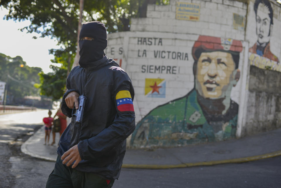 Un miembro de un grupo que simpatiza con el gobierno venezolano participa en un ejercicio de invasión en el barrio 23 de Enero en Caracas, Venezuela, el sábado 15 de febrero de 2020. (AP Foto/Matias Delacroix)