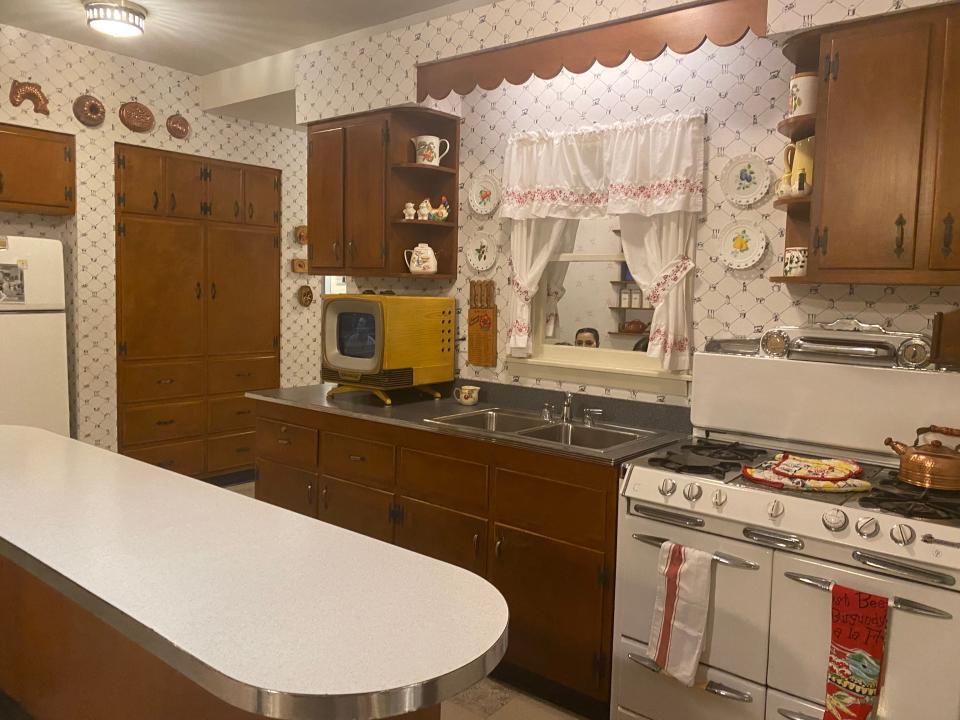 moms kitchen area at 50s prime time cafe in disney world