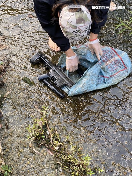 警方在台中大肚區溝渠內起獲作案槍枝。（圖／翻攝畫面）