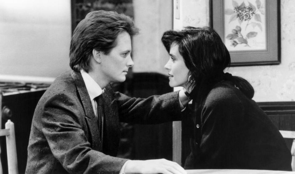 FAMILY TIES, (from left): Micheal J. Fox, Courteney Cox, (Season 7, 1989), 1982-89. © Paramount Television / Courtesy: Everett Collection