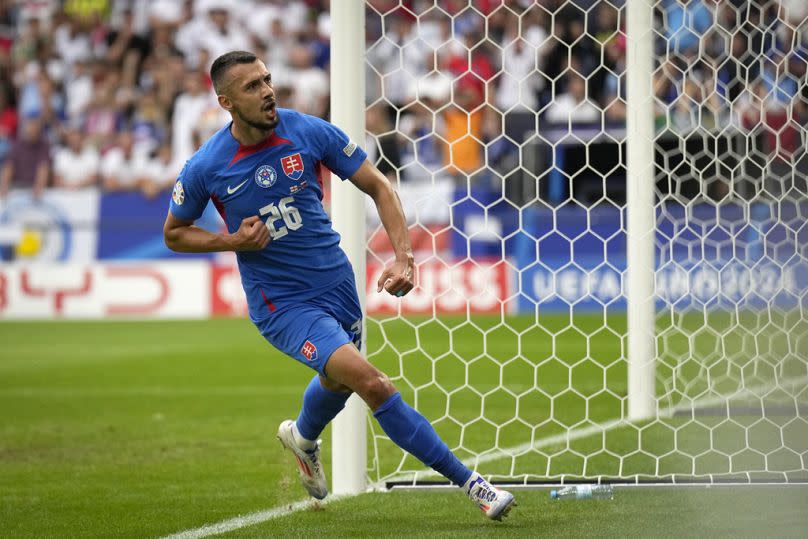 El eslovaco Ivan Schranz celebra tras marcar el primer gol de su equipo durante un partido de octavos de final entre Inglaterra y Eslovaquia en la Eurocopa 2024.