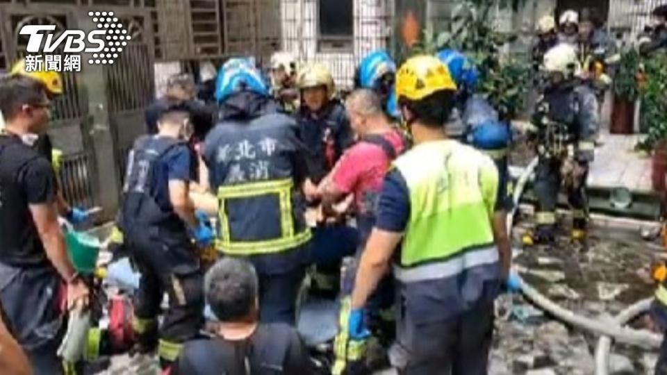 警消人員現場救援，7樓李姓住戶救出時已無呼吸。（圖／TVBS）