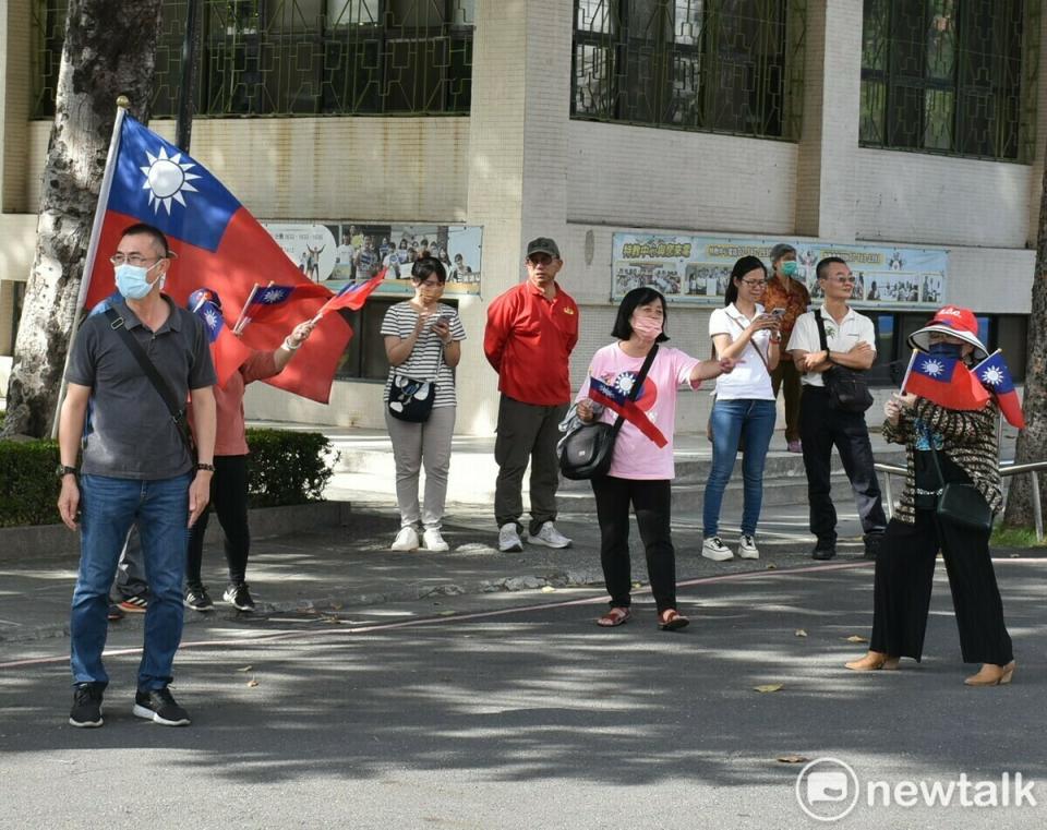 少數郭粉在畢業典禮禮堂外為郭董加油。   圖：孫家銘/攝