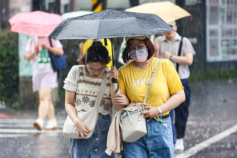 午後對流雲系發展旺盛  北市大雨（1） 中央氣象署24日表示，午後對流雲系發展旺盛，易有 短延時強降雨。台北市信義區午後大雨，有民眾共撐 一把傘，快步通過馬路。 中央社記者鄭清元攝  113年6月24日 