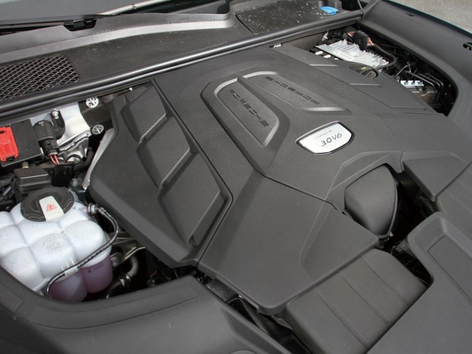 Cayenne搭載3.0升V6渦輪增壓引擎，可輸出最大馬力340hp/5300-6400rpm與最大扭力45.9kgm/1340-5300rpm