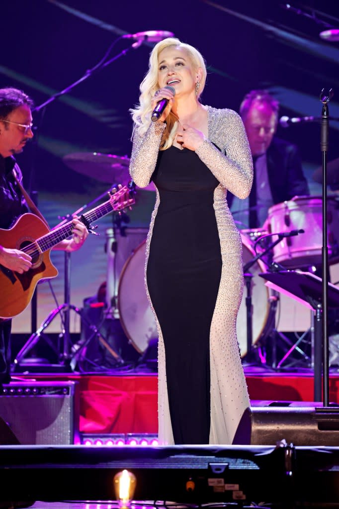 Kellie Pickler Performs for 1st Time Since Husband Kyle Jacobs Death