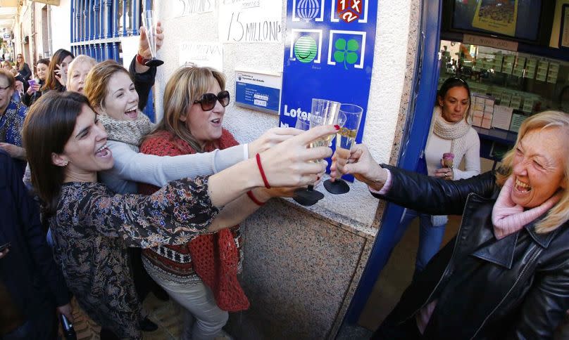 Los afortunados celebran el premio de la lotería de Navidad.