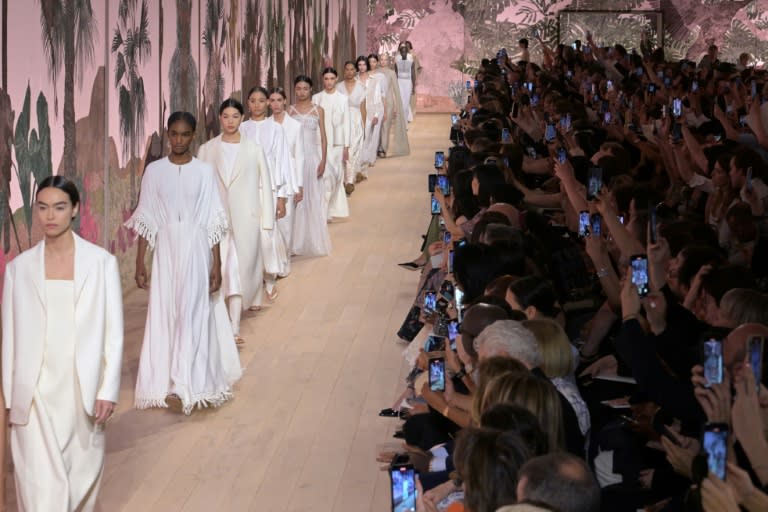 Έλληνες θεοί στην επίδειξη μόδας του Dior