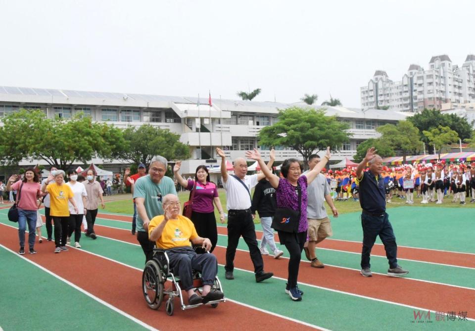 ▲彰化縣員林市育英國小歡慶90周年校慶，多名年逾九旬的老校友開心返校，各世代校友回娘家切生日蛋糕同歡。（圖／記者陳雅芳攝，2023.04.22）