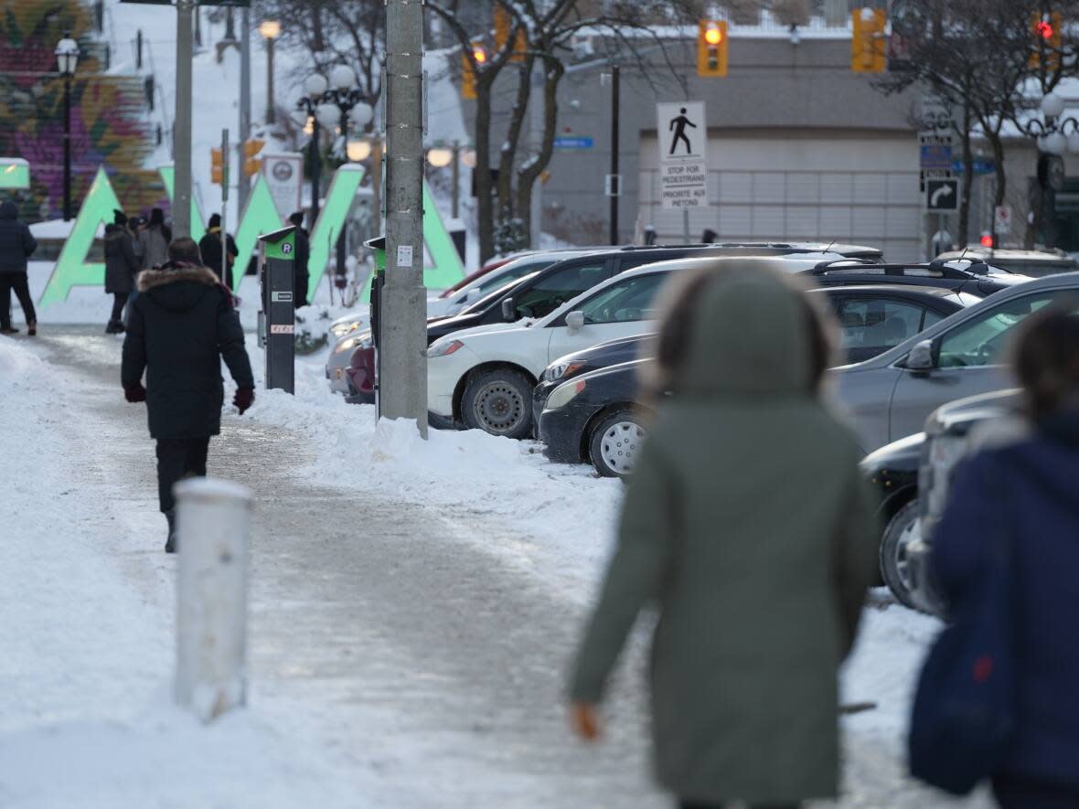 People walk through the ByWard Market on Thursday, Jan. 20, 2022, during the global pandemic. (Vincent Yergeau/Radio-Canada - image credit)