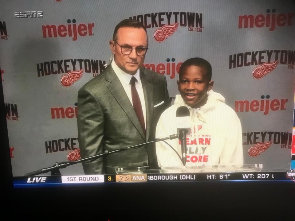 Detroit Red Wings GM Steve Yzerman and Harold Washington, Jr. announcing No. 6 pick in NHL draft