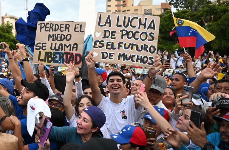 Simpatizantes del candidato opositor Edmundo González Urrutia durante un acto de campaña en Maracaibo  