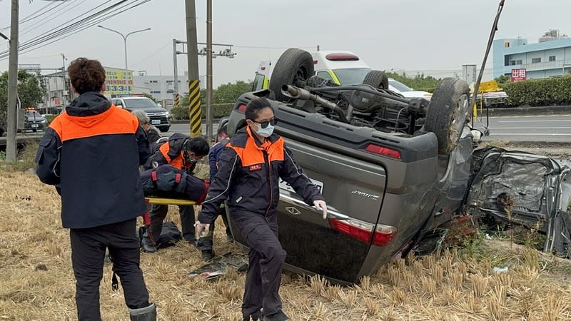 雲林縣某庇護農場交通車23日下午在斗六市意外翻覆，車上6人受輕傷，無生命危險。警方到場初步判定為機械故障導致自撞，確切原因仍待釐清。中央社記者姜宜菁攝  112年12月23日