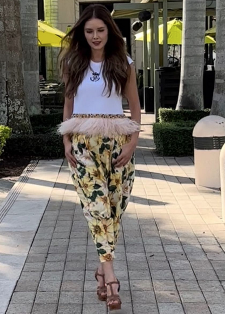 <p>Encontramos a la actriz mexicana paseando por las calles de Miami con este look de pantalón con estampado floral y top blanco con plumas. </p>