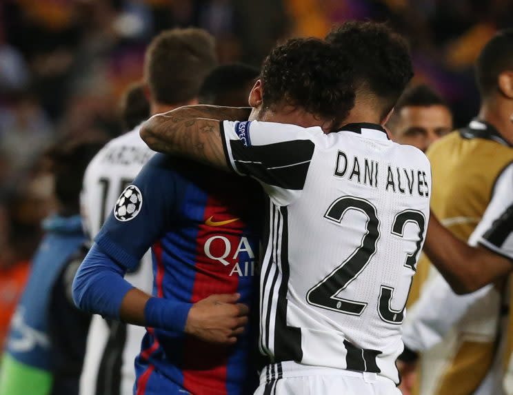 Neymar réconforté par Daniel Alves (AFP).