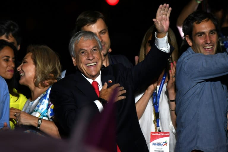 El chileno Sebastian Piñera (C), celebra junto a su familia y partidarios la victoria presidencial en el exterior de un hotel de Santiago de Chile, el 17 de diciembre de 2017