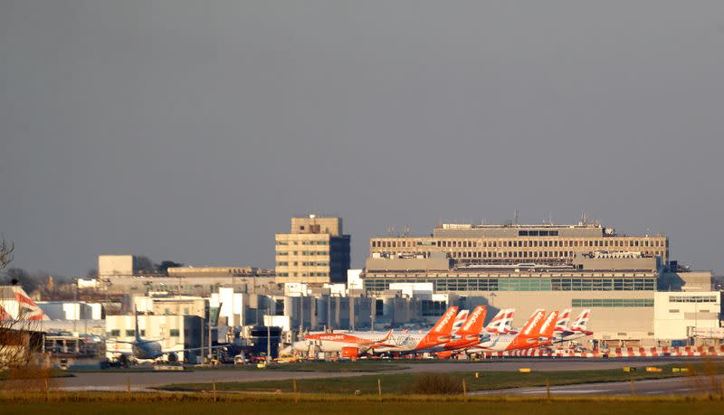 FOTO DE ARCHIVO: Aviones de Easyjet y British Airway en el aeropuerto de Gatwick, Reino Unido