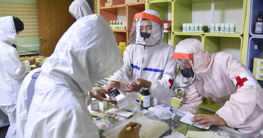 北韓政府的工作人員正在整理藥物準備派發給藥局。（圖／達志／路透社）