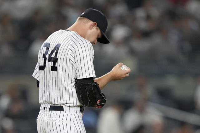 Yankees: Dumb fan gets ejected for throwing ball on field after Rangers OF  gives it to him