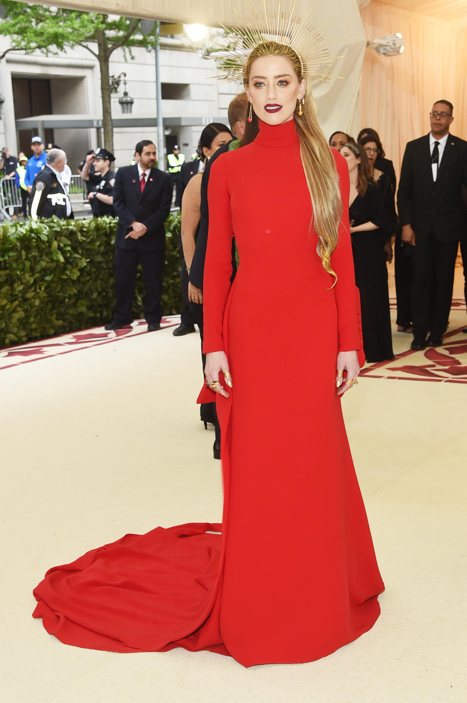 <p>Amber Heard made a dramatic entrance in this ful-length, long-sleeved red gown by Carolina Herrera. Photo: Getty Images </p>