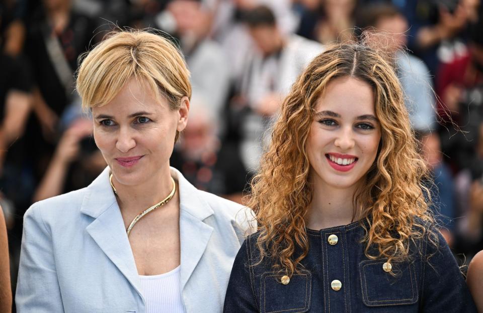 Cannes 2024 : Judith Godrèche et Tess Barthélemy, radieuses pour le photocall de « Moi aussi »