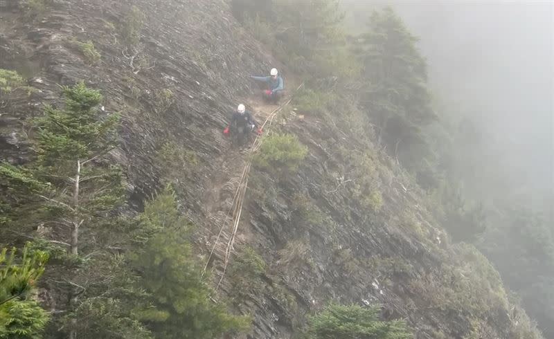 事發地點地勢陡峭，若從地面出發需耗時2天，搜救隊員改由直升機搭載，再徒步前往救援地點。(圖／翻攝畫面)