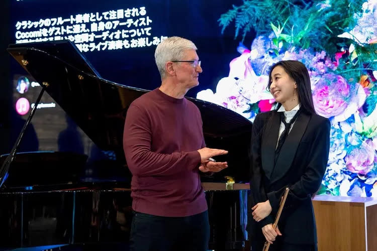 木村心美（右）日前在Apple Store表參道店舉行音樂會，和Apple執行長庫克相見歡。翻攝Cocomi IG