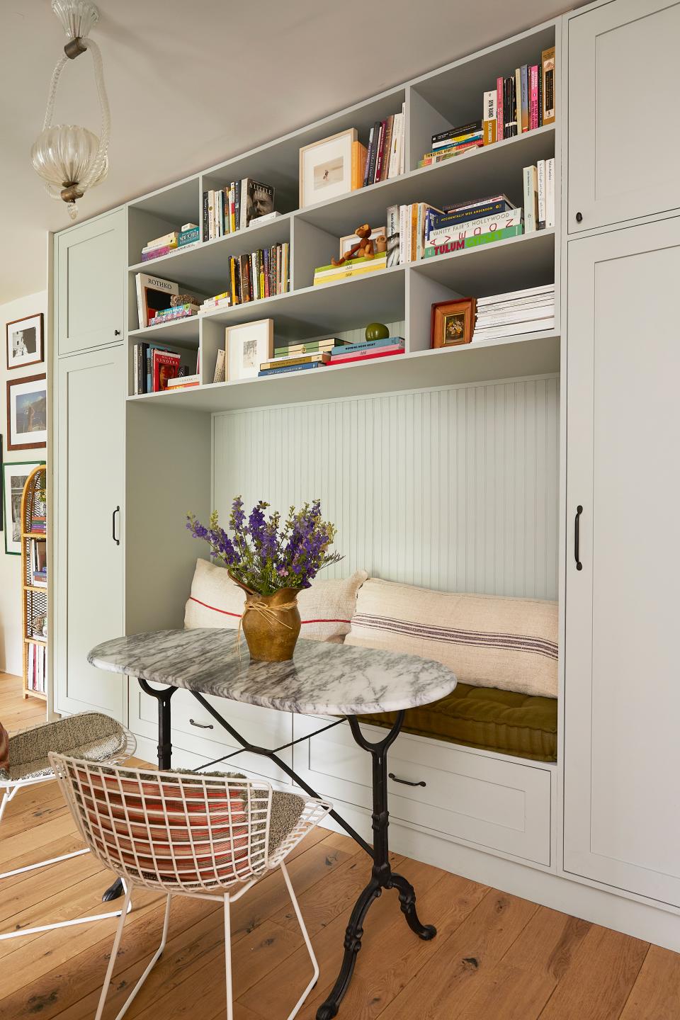 An antique Italian pendant from Barovier & Toso hangs above the dining area, which is accented with vintage Bertoia chairs from Knoll and vintage grain sacks found in London’s the Cloth Shop.