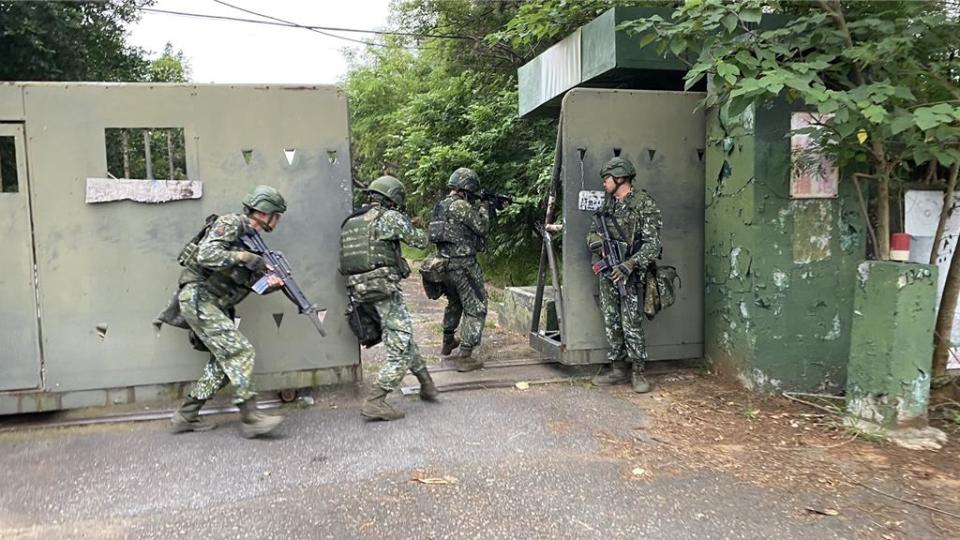 陸軍十軍團指出，為捍衛國家安全，陸軍裝甲第586旅聯兵三營，24日並模擬空軍防空飛彈陣地遭敵特攻突襲。（陸軍十軍團提供／張妍溱台中傳真）