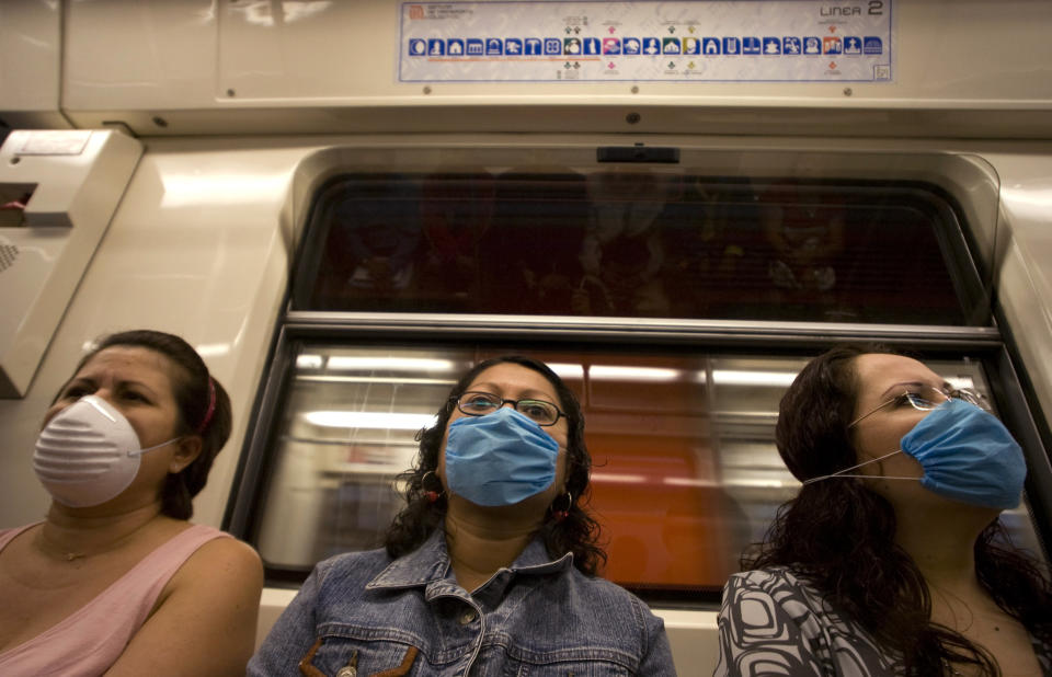 Las mascarillas reducen el riesgo de contraer covid a la mitad. Foto: REUTERS/Jorge Dan