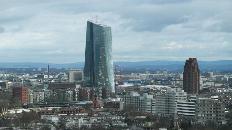 Bis zum 5. August hat die EZB Zeit darzulegen, wie sie die Ziele eines 2,7 Billionen Euro schweren Kaufprogramms gegen dessen negative Begleiterscheinungen abgewogen hat. Foto: dpa
