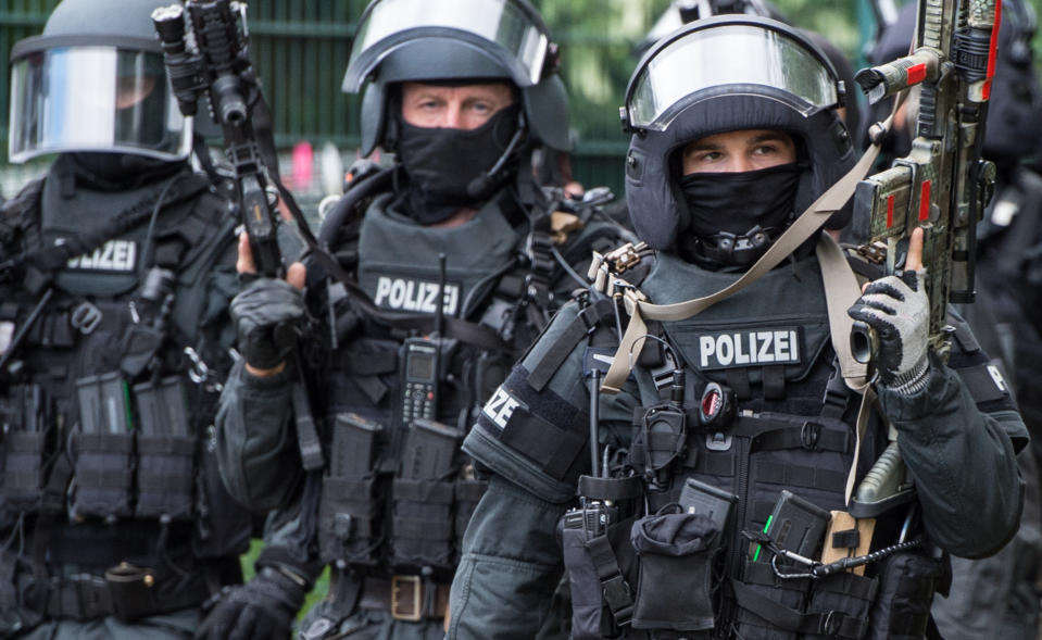 Im Rahmen eines Übungsszenarios laufen Beamte eines Spezialeinsatzkommandos (SEK) der Frankfurter Polizei über ein Kasernengelände. (Symbolbild: Boris Roessler/dpa)