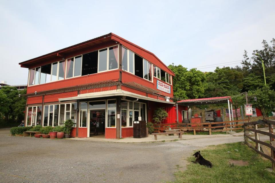 位在桃園大古山步道旁的「紅色穀倉美式餐廳」，可欣賞桃園機場的飛機起降。