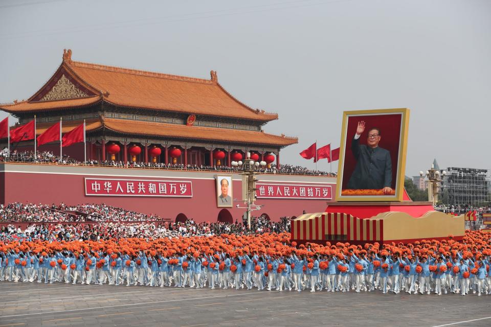 Chinas früherer Partei- und Staatschef Jiang Zemin ist im Alter von 96 Jahren verstorben. Das Bild zeigt eine Parade mit Jiangs Porträt zum 70. Gründungstag der Volksrepublik. - Copyright: picture alliance/Xinhua News Agency/Pan Siwei