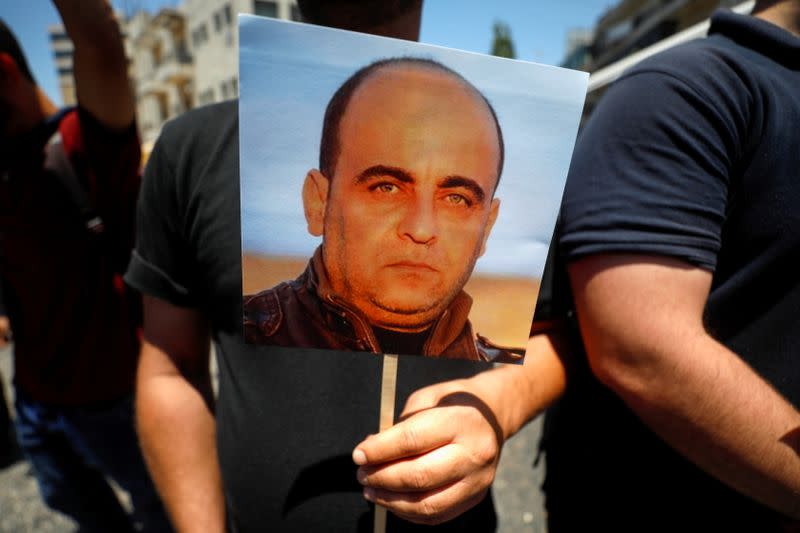 Protests after critic of Abbas died in Palestinian custody