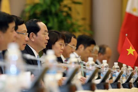 Vietnamese President Tran Dai Quang (3rd L) talks to his Philippines counterpart Rodrigo Duterte (not pictured) during a meeting at the Presidential Palace in Hanoi, Vietnam, September 29, 2016. REUTERS/Luong Thai Linh/Pool