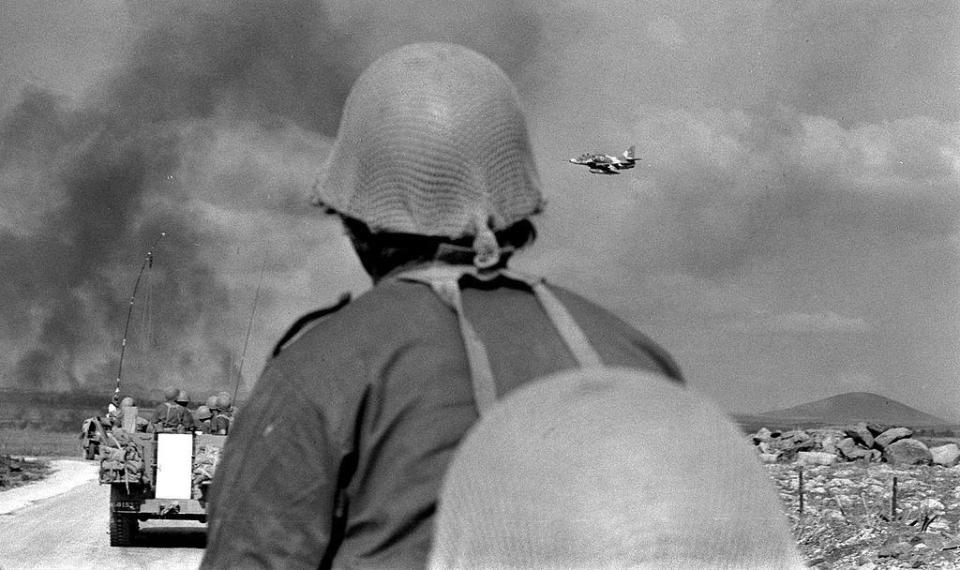 Soldados israelíes avanzan con apoyo aéreo en la guerra del Yom Kippur.  