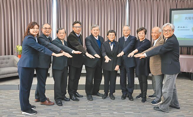 民國109年起，國內陸續有光電板廢棄的問題發生，余紀忠文教基金會與永續循環經濟發展協進會合作，8日邀請成亞資源科技總經理謝雅敏（左起）、永續循環經濟發展協進會常務理事李宗銘、永續循環經濟發展協進會理事長歐嘉瑞、成大資源系教授陳偉聖、台大環工所教授蔣本基、前立法委員陳椒華、台大經濟系教授陳添枝、余紀忠文教基金會董事長余範英、余紀忠文教基金會副執行長林聖芬、余紀忠文教基金會辦公室主任陳志光一同與會討論。（羅永銘攝）