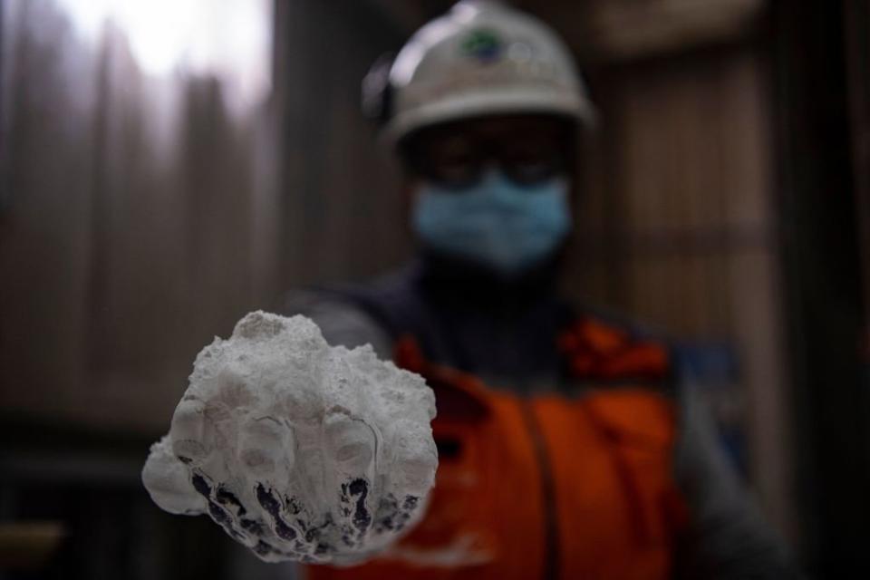 Trabajador en planta de litio.