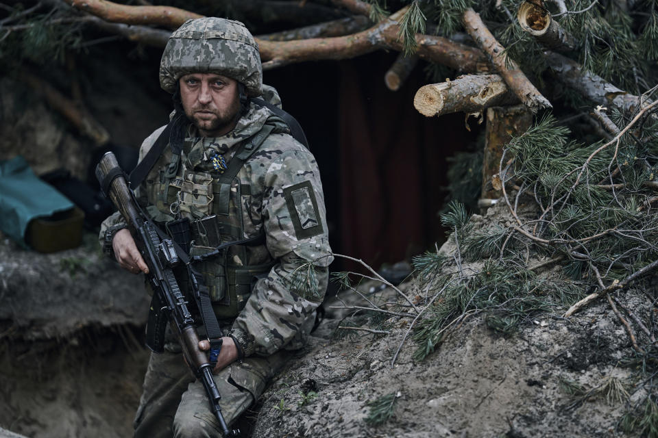 Ein ukrainischer Soldat steht in einem Graben in der Nähe der russischen Stellungen in der Region Luhansk. (Foto: LIBKOS/AP/dpa)