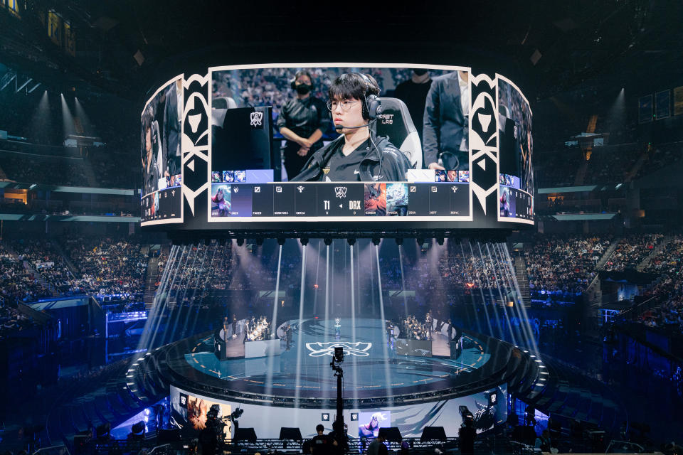 Espectadores ven jugar a los equipos en el escenario en pantallas enormes que cuelgan sobre ellos durante el Campeonato Mundial de “League of Legends” en el Centro Chase en San Francisco, el 5 de noviembre de 2022. (Jason Henry/The New York Times)